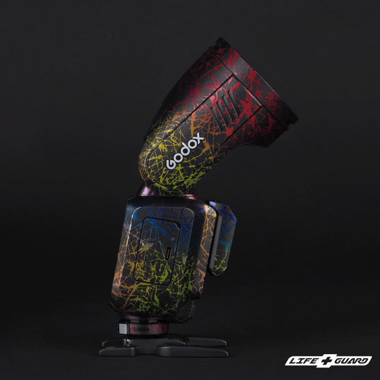 LIFE+GUARD 貼膜安裝展示圖，獨特塗層風格，適用 Godox V100 相機閃光燈