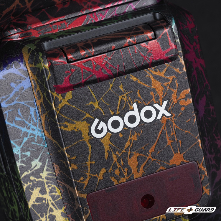 Godox V100 相機閃光燈貼膜展示圖，LIFE+GUARD 獨特潑墨風格