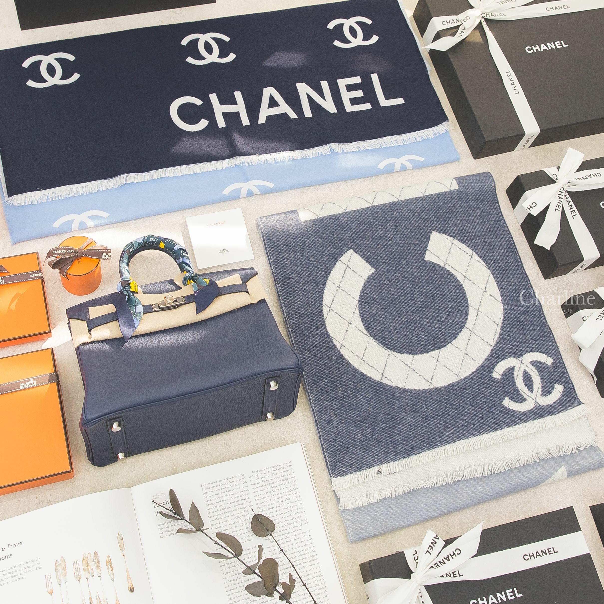 Chanel Cashmere Scarf 深藍色/淺藍色漸層米白色格紋線條字母CC喀什米爾流蘇圍巾,Hermès Birkin 25cm 7U Navy Togo 深海藍銀釦鉑金包-Charline Boutique 精品代購