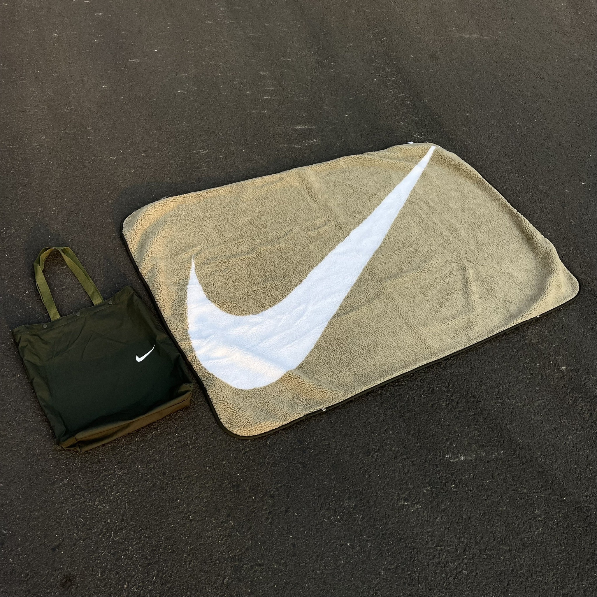 #現貨 海外限定 Nike swoosh 大勾毛毯 附提袋 卡其 墨綠