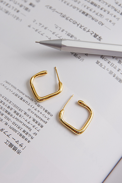 經典小方型。銀針耳環