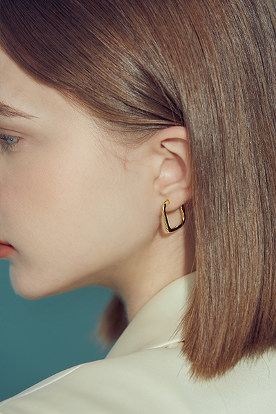 經典小方型。銀針耳環