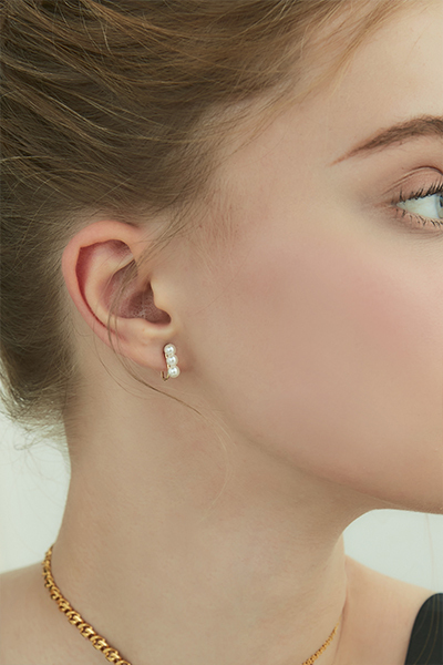 排列小珍珠。夾式耳環