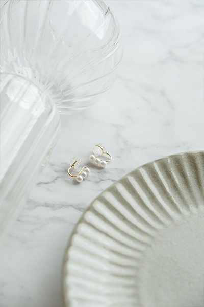 排列小珍珠。夾式耳環