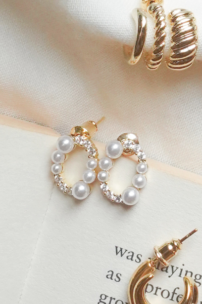 環繞珍珠鋯石。銀針耳環