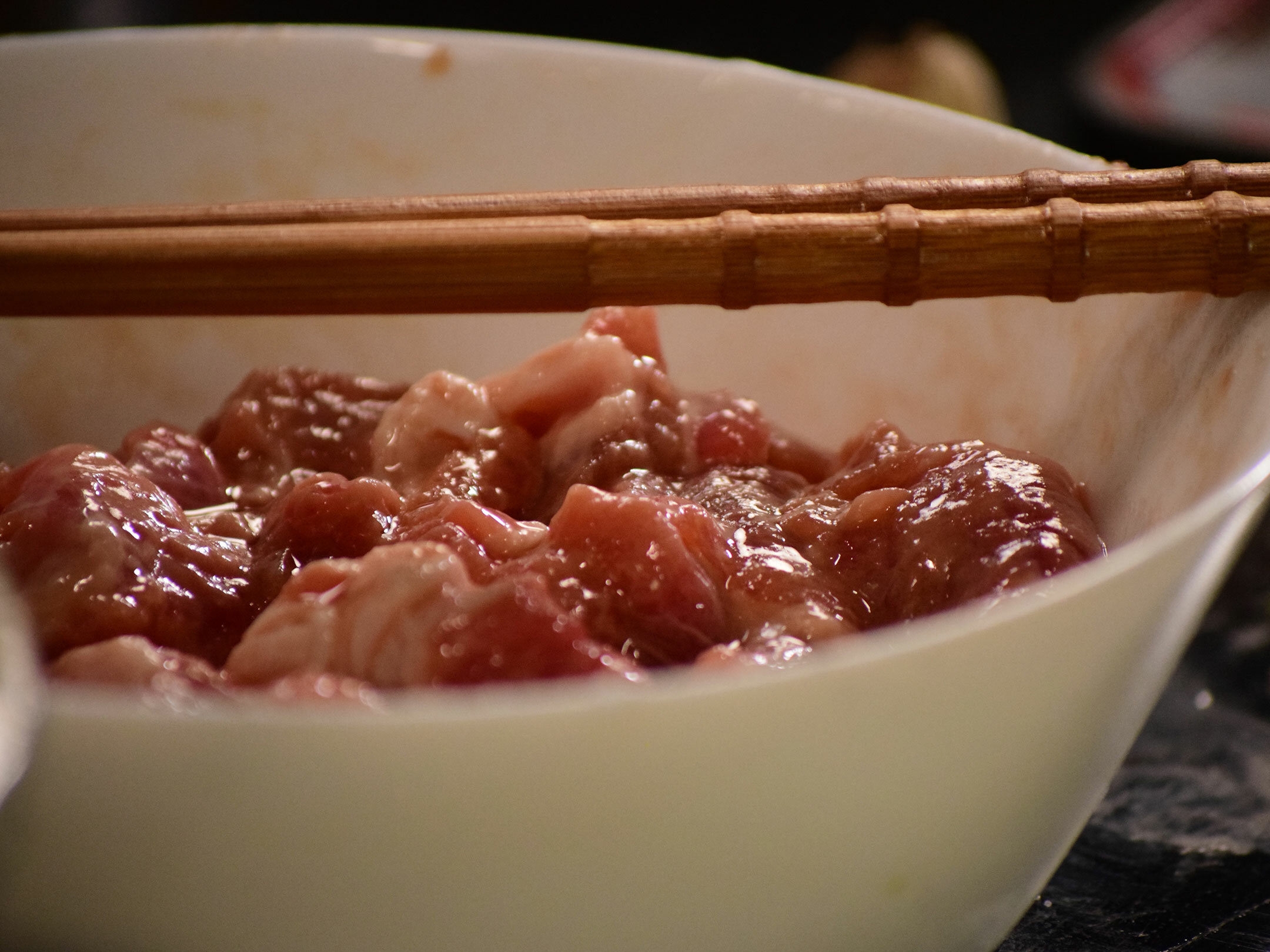 將豬肉片加入醬油、米酒和太白粉抓拌均勻，醃製10分鐘，讓肉片滑嫩。