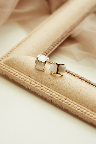 貓眼石曲線。銀針耳環