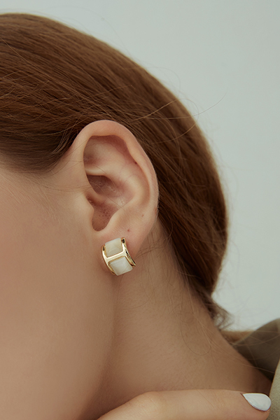 貓眼石曲線。銀針耳環