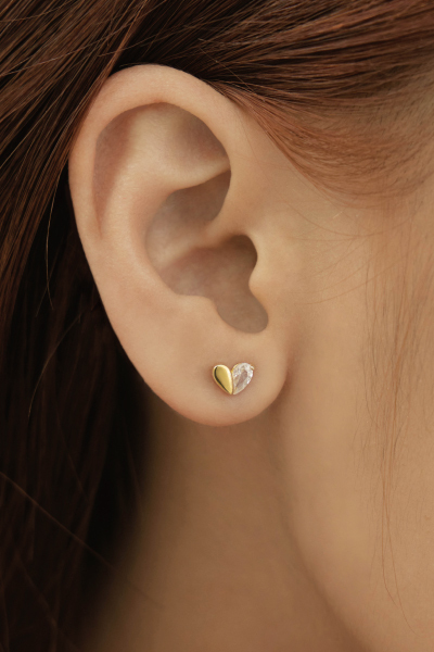 純銀迷你鋯石愛心。銀針耳環