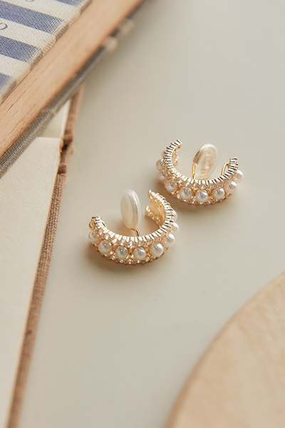 閃耀復古排列珍珠。夾式耳環