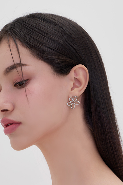 法式少女線形簍空。夾式耳環(銀)