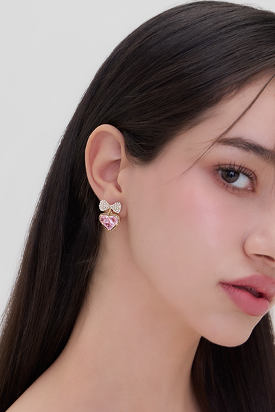 粉色愛心鋯石。銀針耳環
