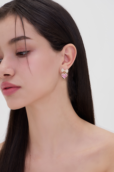 粉色愛心鋯石。銀針耳環