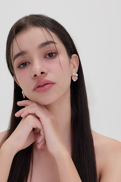 粉色愛心鋯石。夾式耳環