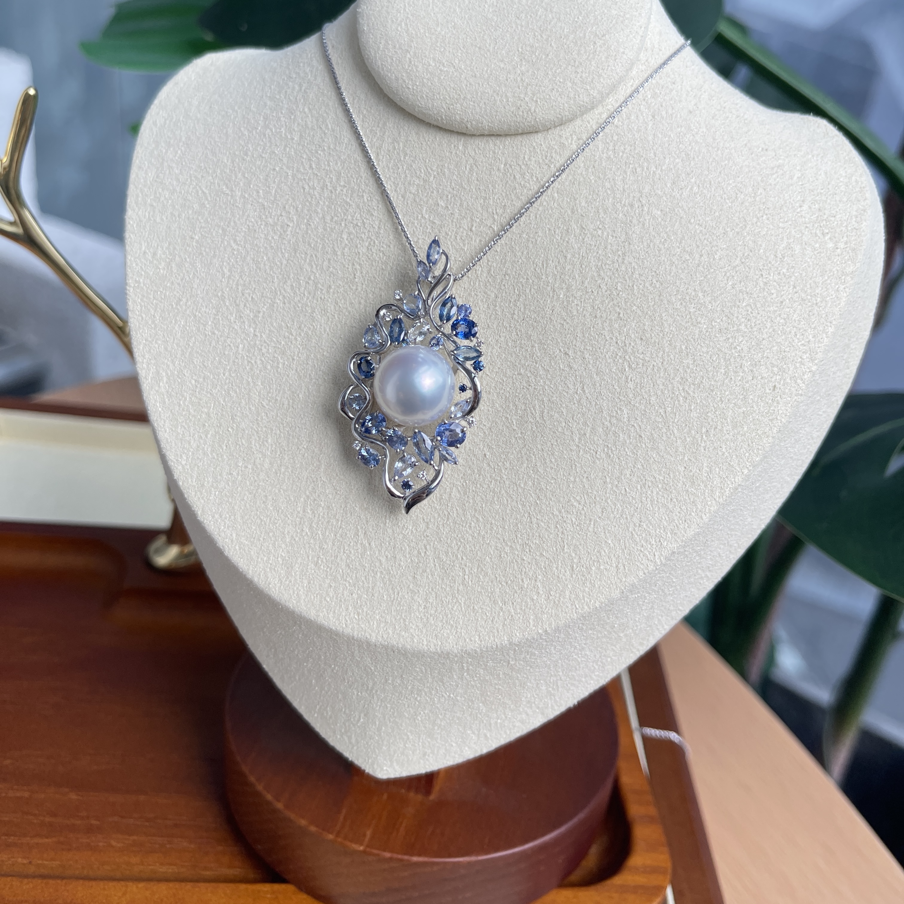 18K金澳白珍珠鑲嵌藍寶石鑽石吊墜 (13mm)