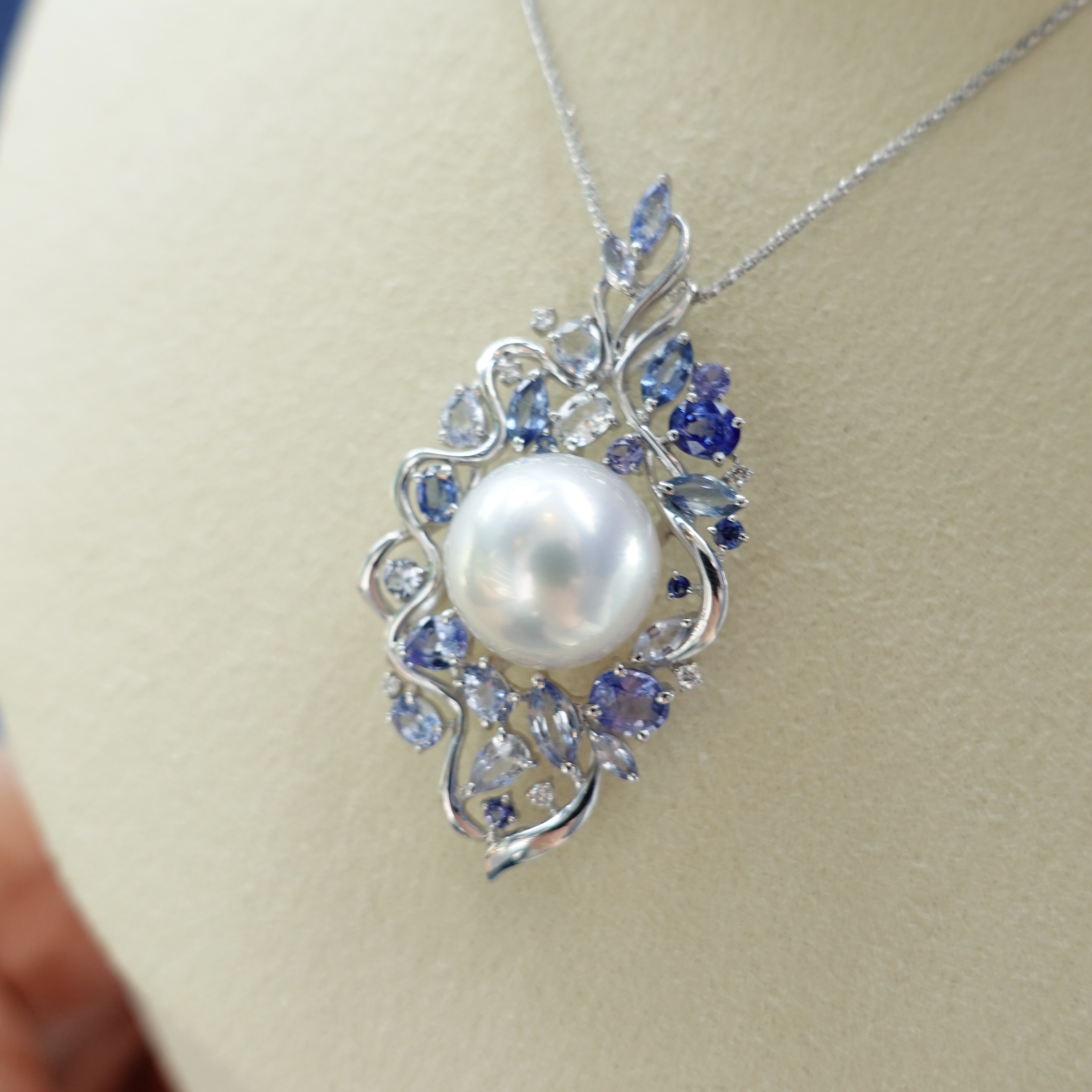 18K金澳白珍珠鑲嵌藍寶石鑽石吊墜 (13mm)