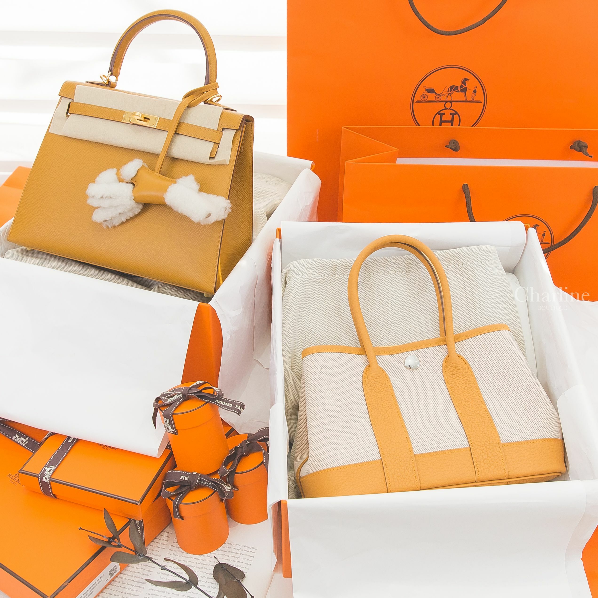 Hermès Kelly 25 芝麻黃金釦,Hermès Neo Garden Party 23cm 自然砂色帆布拼沙灘金迷你皮革手提包,Hermès Budy Charm 褐色/芝麻黃羊毛獵狐梗犬吊飾-Charline Boutique 精品代購