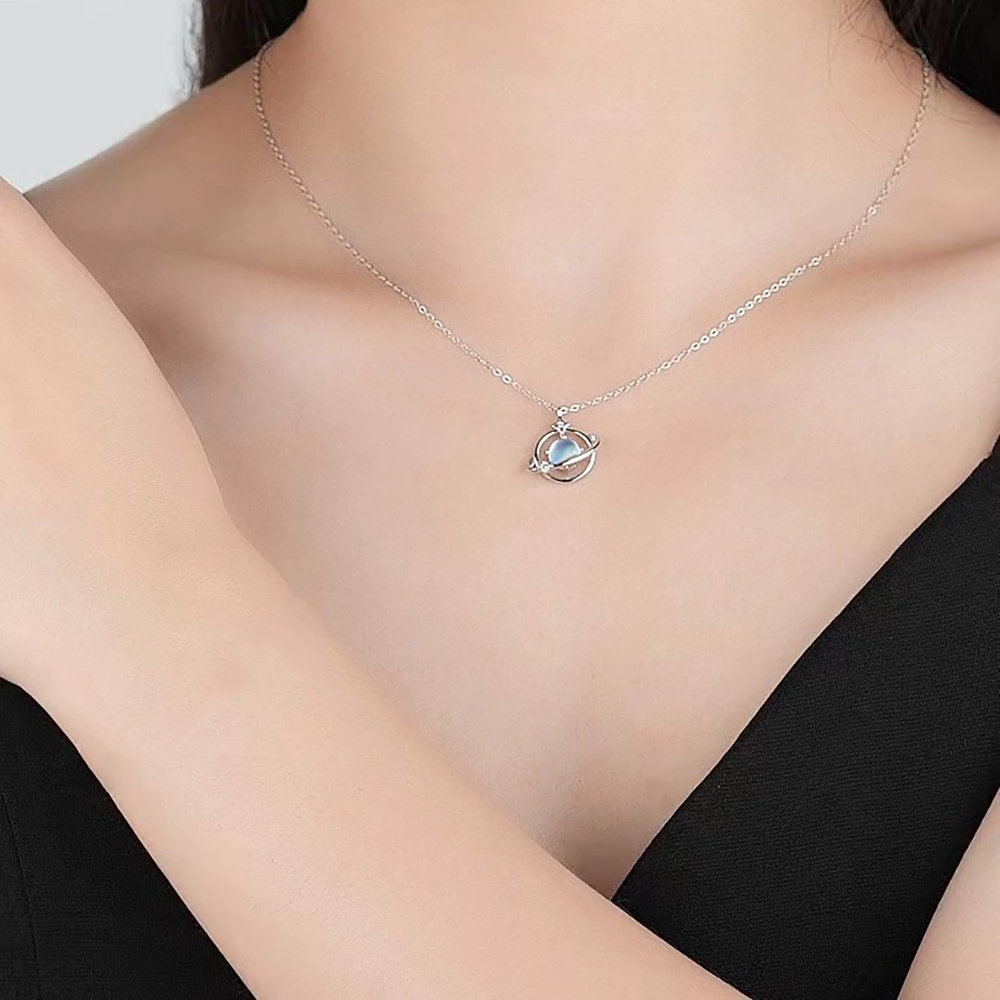 美麗的行星月石純銀項鍊實際穿搭