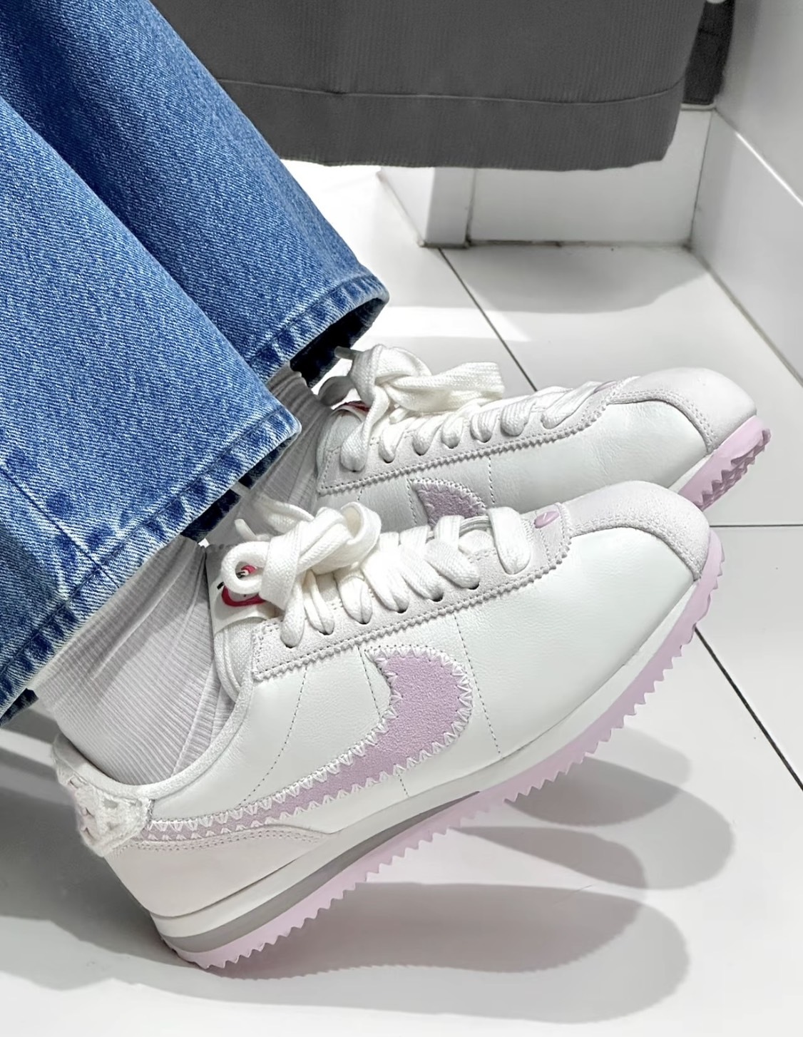 Nike Air Cortez 阿甘鞋 Valentine's Day 2025 白粉麂皮 情人節限定 愛心 刺繡蘋果 HV6012161