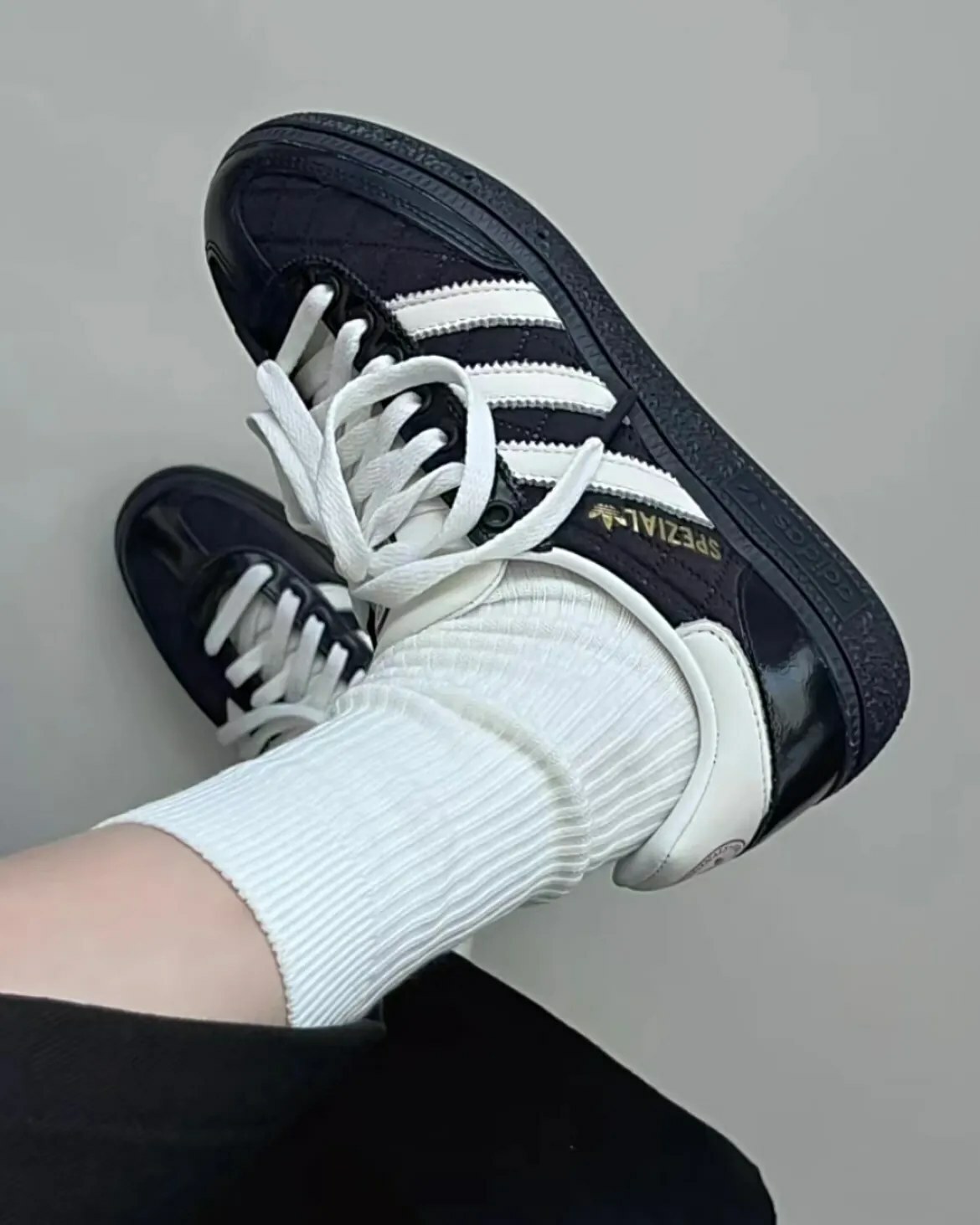 【ADIDAS ORIGINALS】𝐀𝐝𝐢𝐝𝐚𝐬 𝐇𝐚𝐧𝐝𝐛𝐚𝐥𝐥 𝐒𝐩𝐞𝐳𝐢𝐚𝐥 黑白小香風 Handball