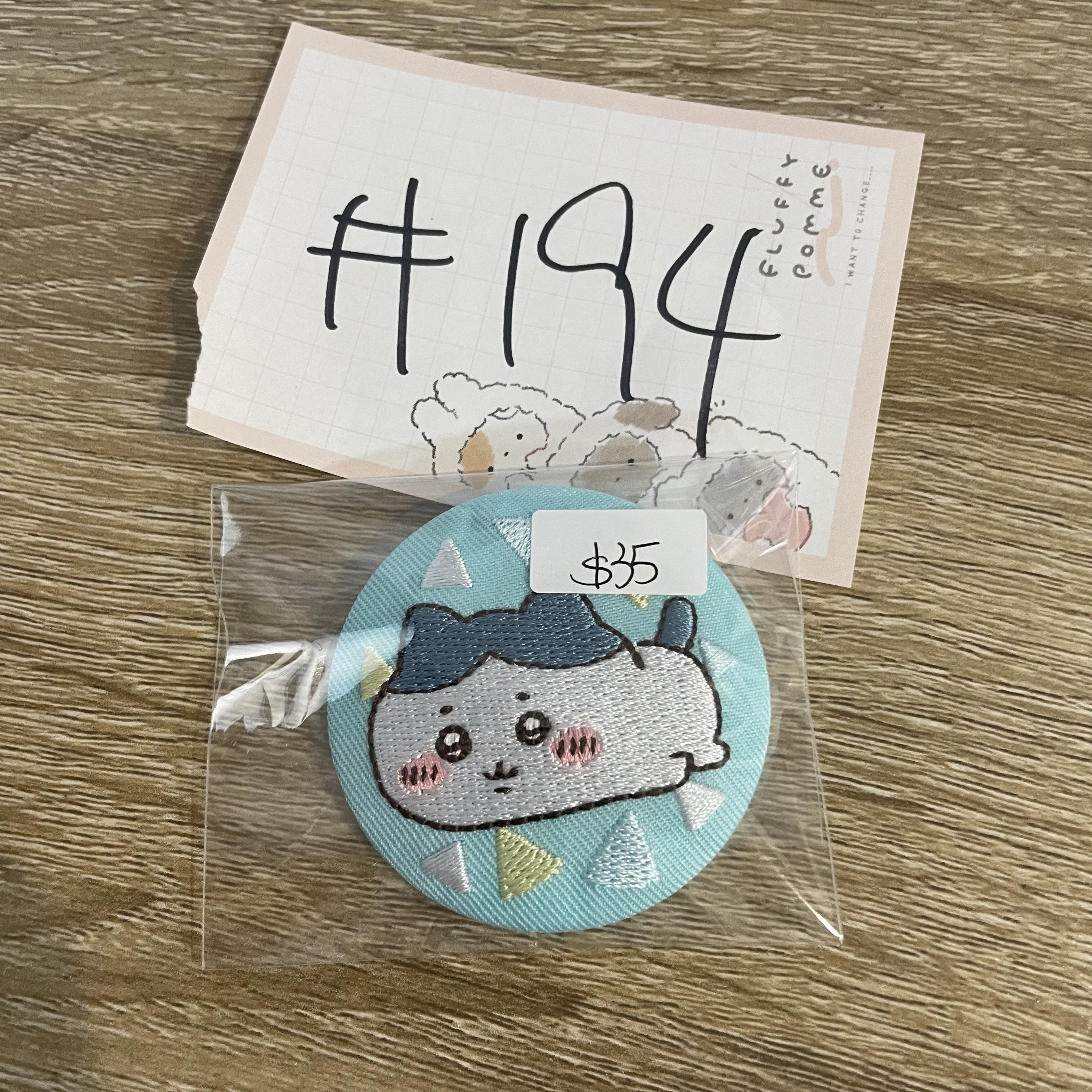 CHIIKAWA 八字貓 襟章#194