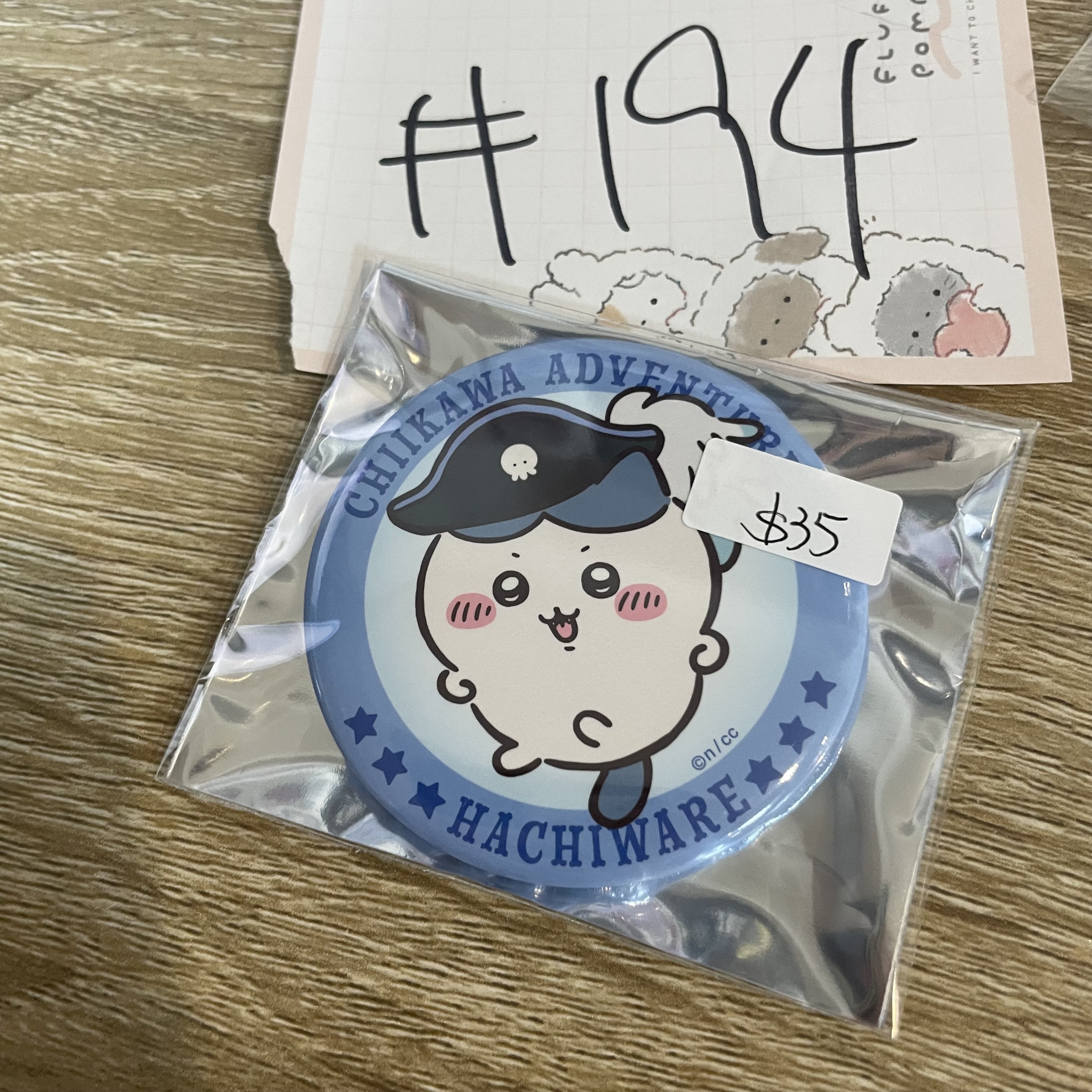 CHIIKAWA 八字貓 襟章#194