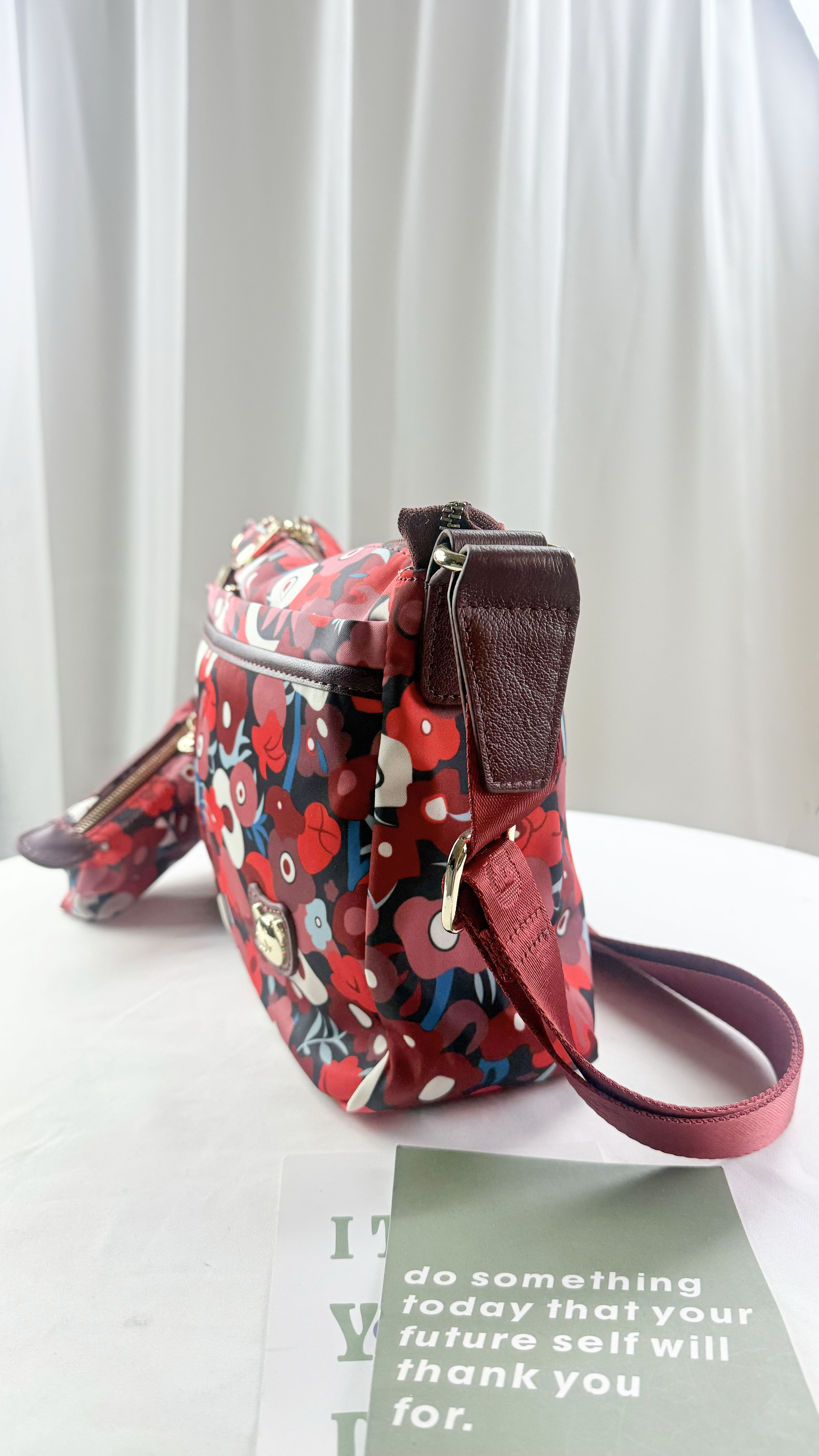 GOODS 紅花朵拼色防潑水側背包   #2814