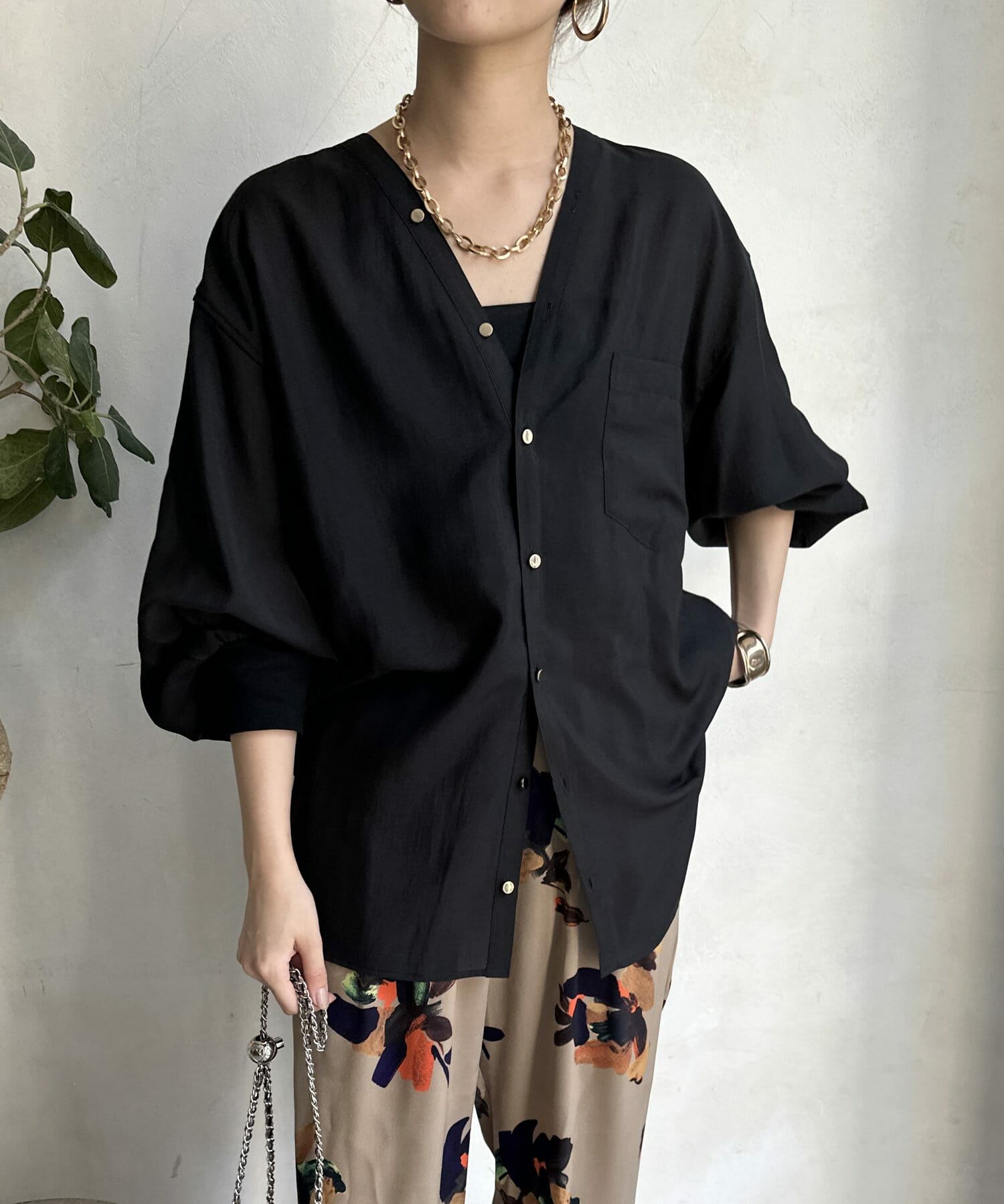 DOUDOU(ドゥドゥ)  【新色追加】GOLDボタンVVシャツ黑（DDZ10A2104A0021）