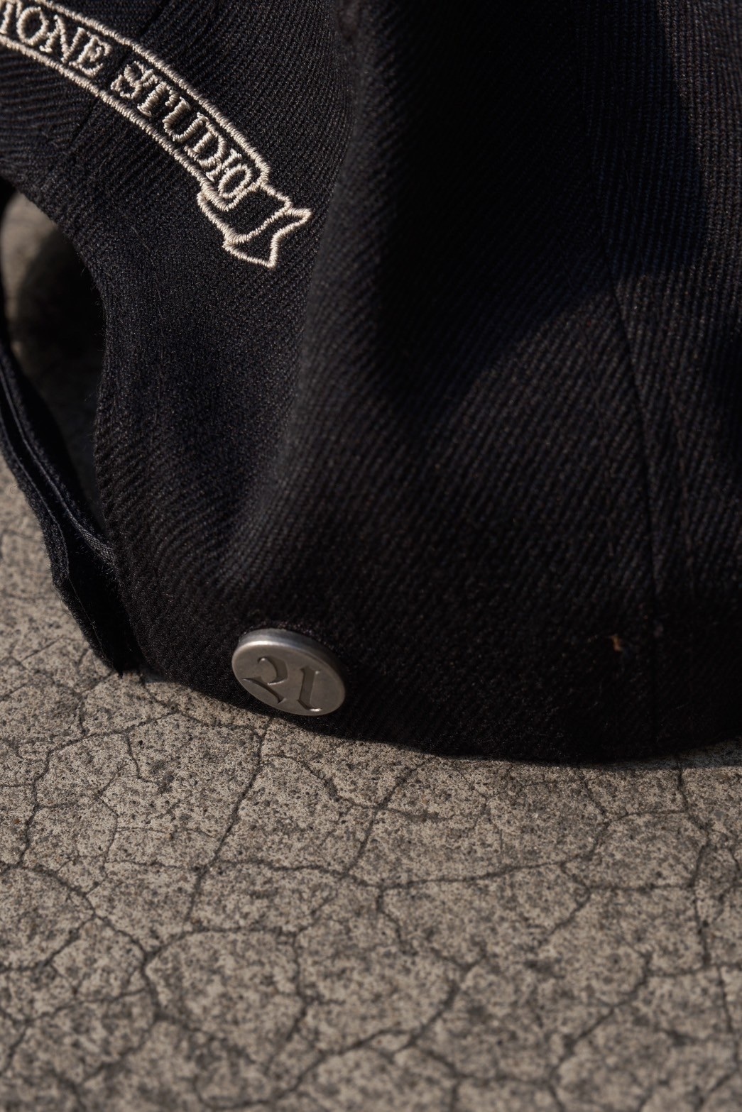 ATONESTUDIO  “A CROSS” CAP
