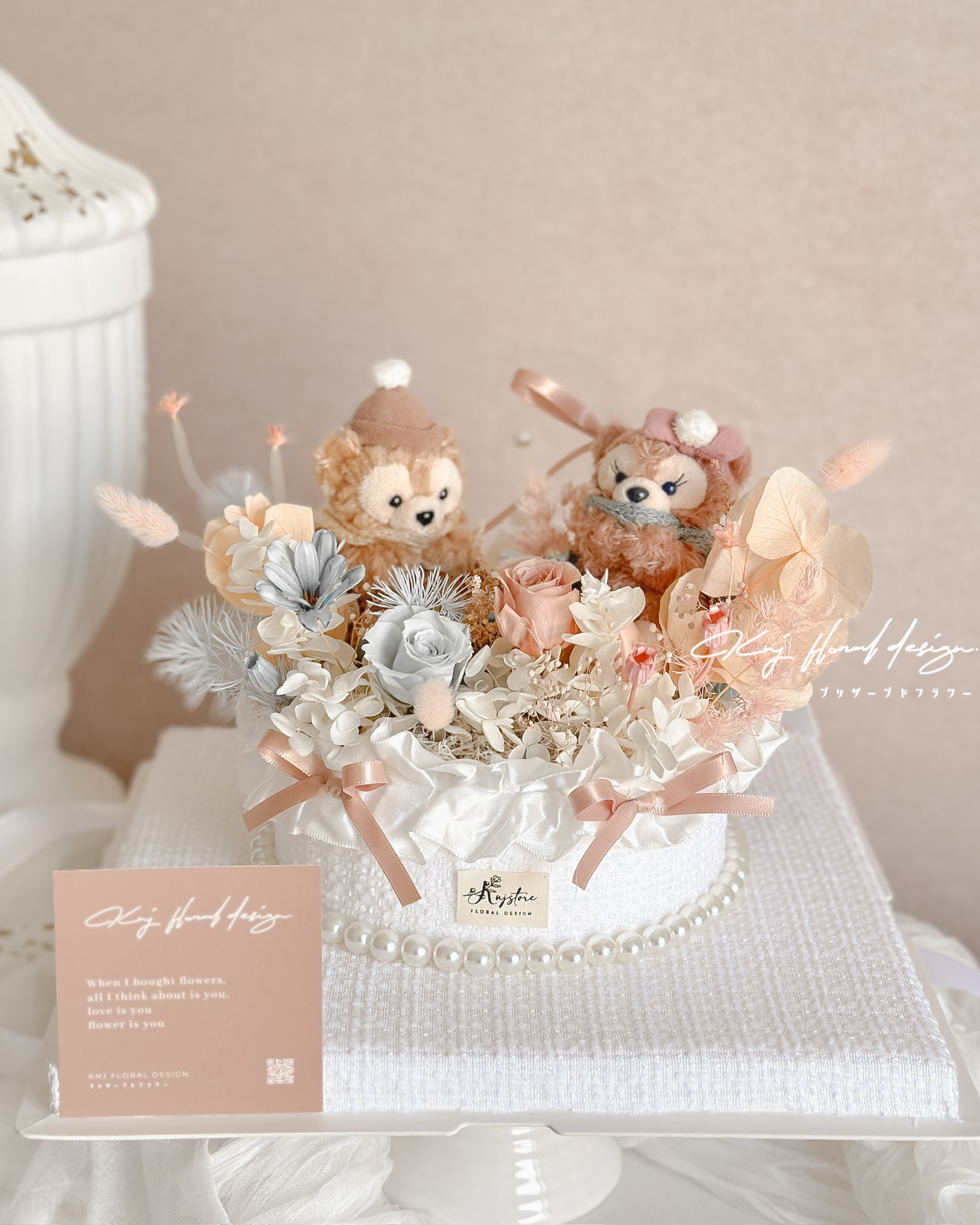 暖心森語・達菲熊x雪莉玫永生花禮 S 號（附正版收藏玩偶）