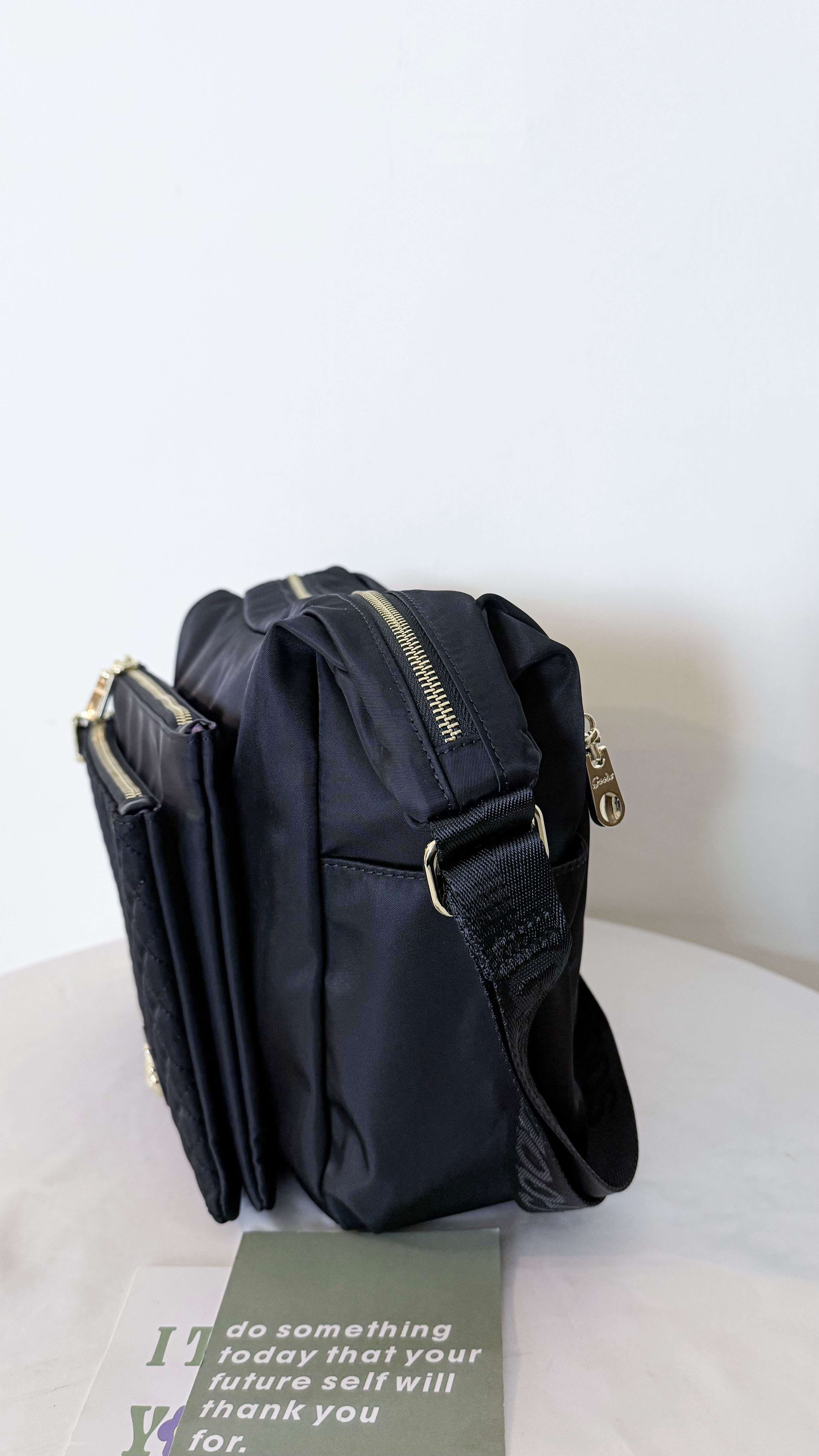 GOODS 黑色菱格紋防潑水側背包 附小熊吊飾 #2893