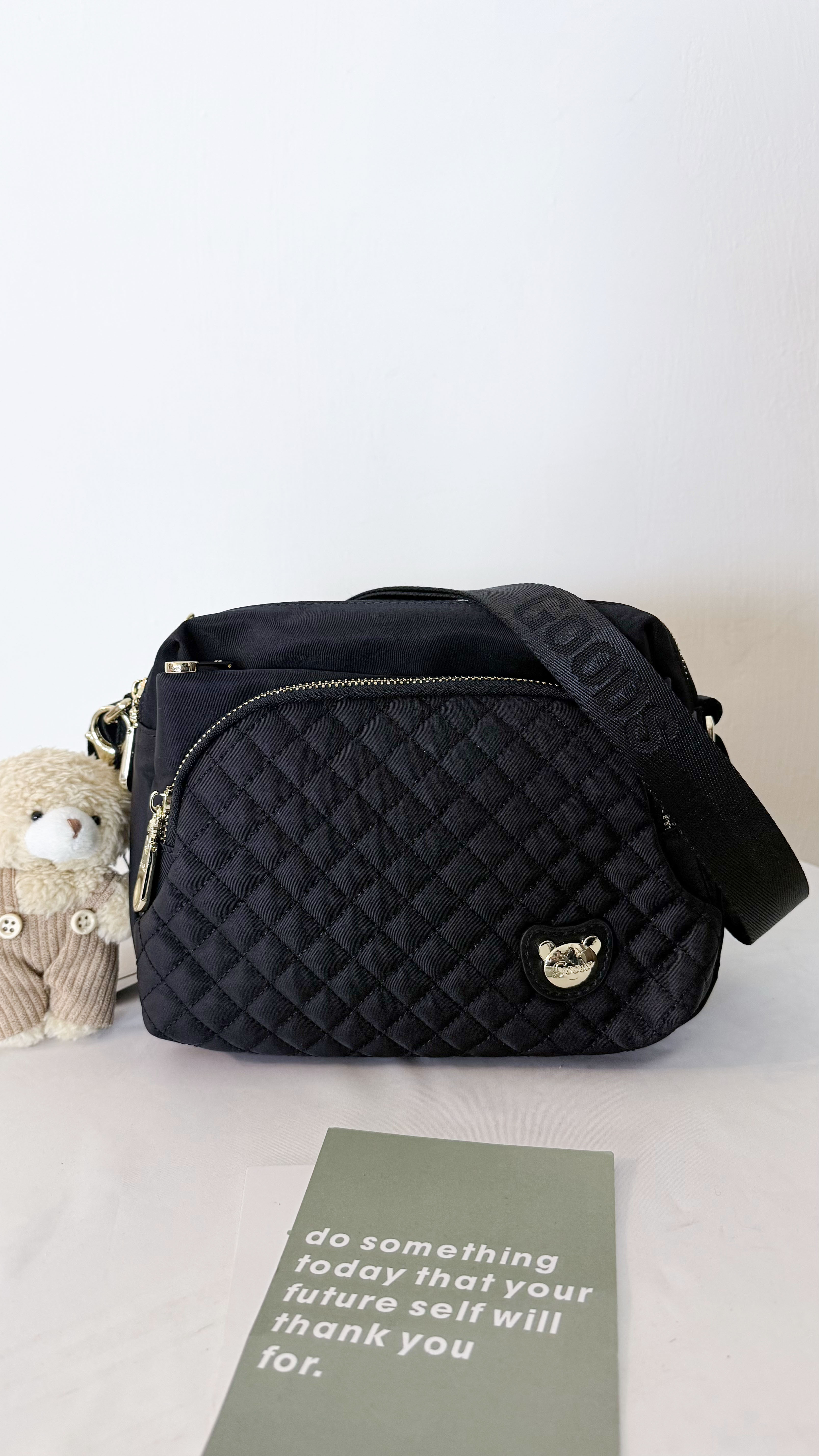 GOODS 黑色菱格紋防潑水側背包 附小熊吊飾 #2894