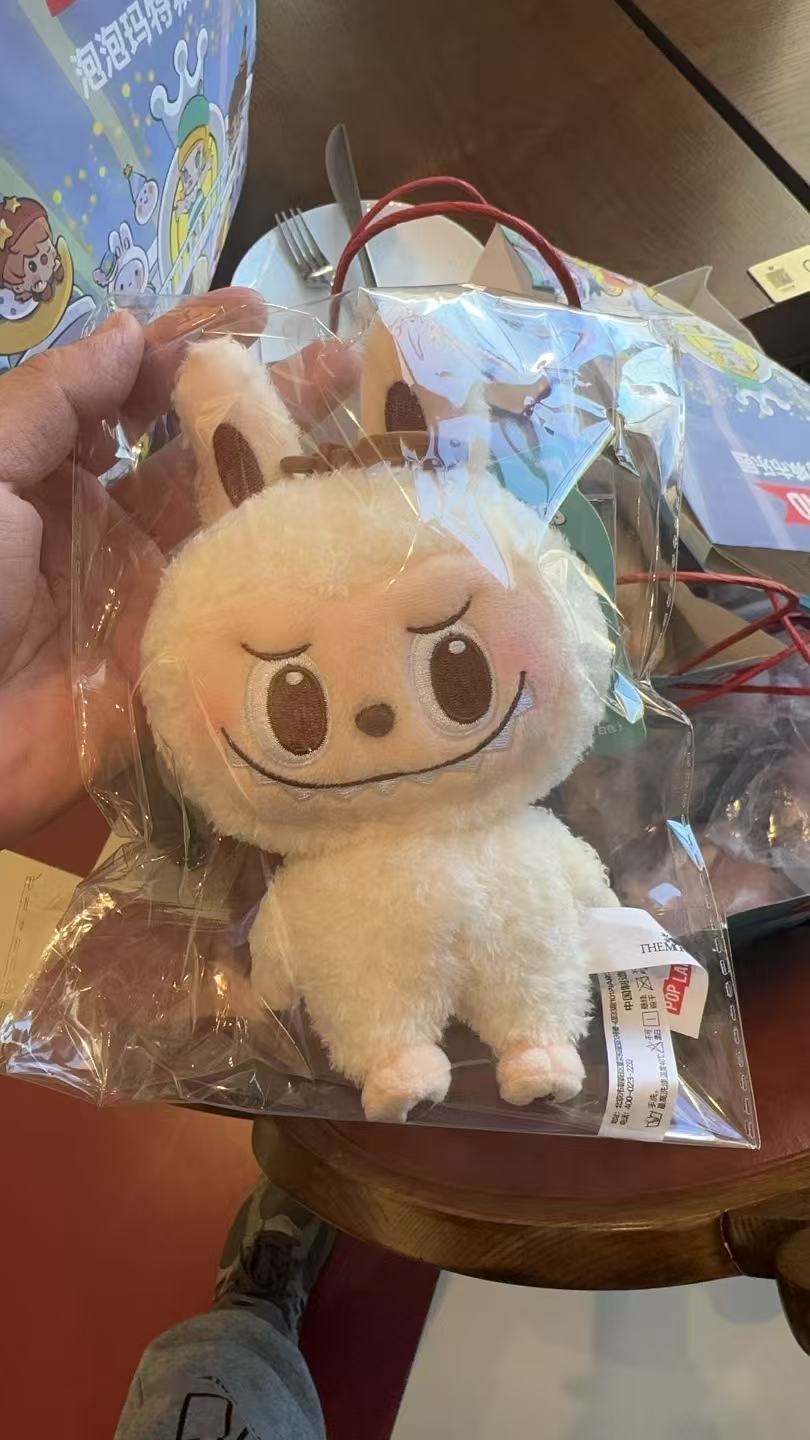 labubu 樂園限定掛飾公仔