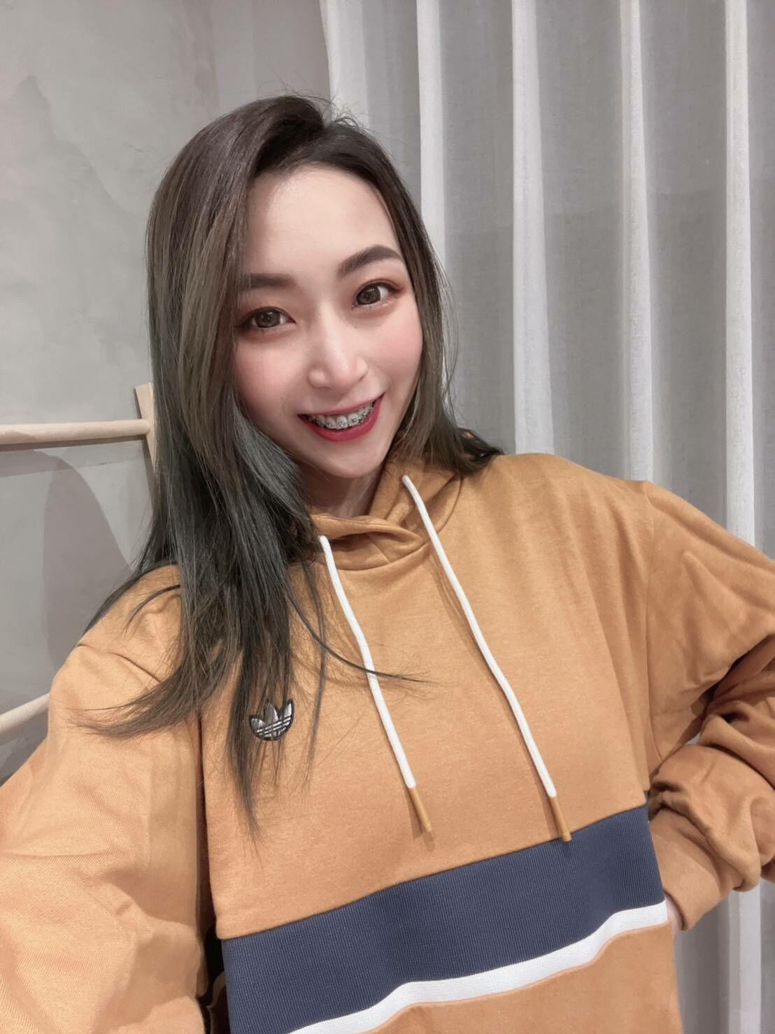 【現貨 】adidas 三葉草帽T 復古 卡其 土黃 SAMSTAG 連帽上衣 男 GD5673