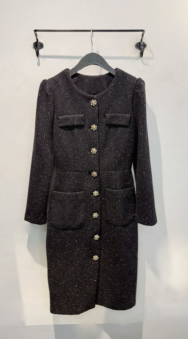 細閃感織紋小花扣圓領洋裝