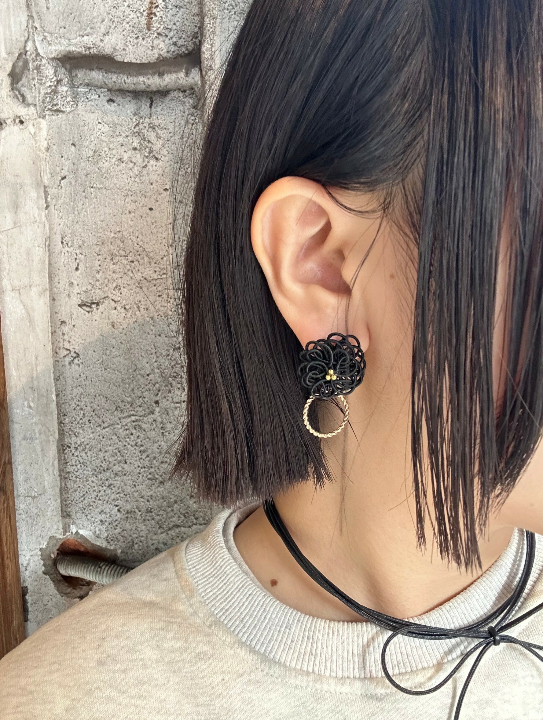 [TUMUGI] 水引絨球花環耳環 | 黑色 | 耳針 | NO.105