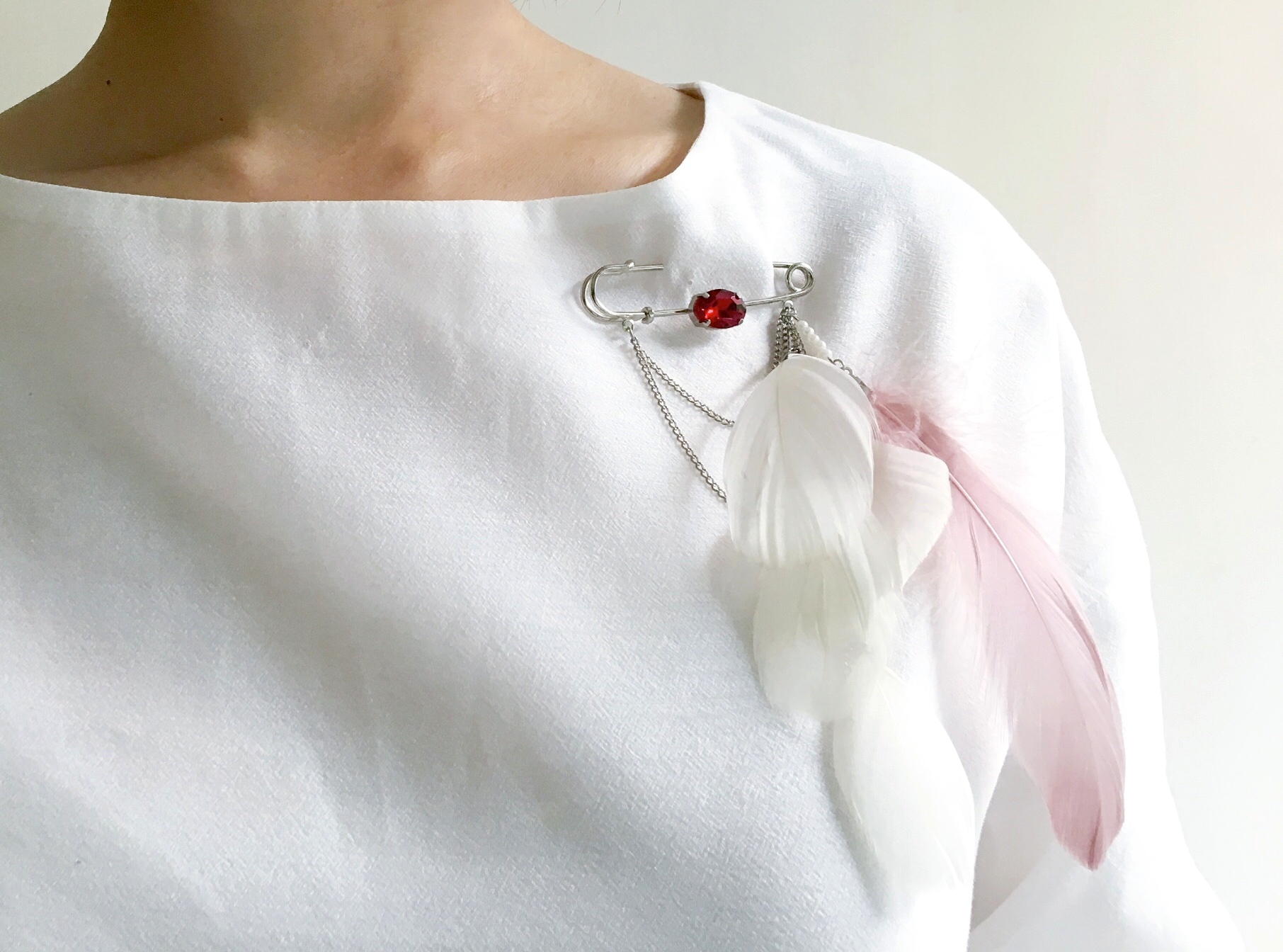 浪漫午茶-垂墜鏈飾羽毛胸針