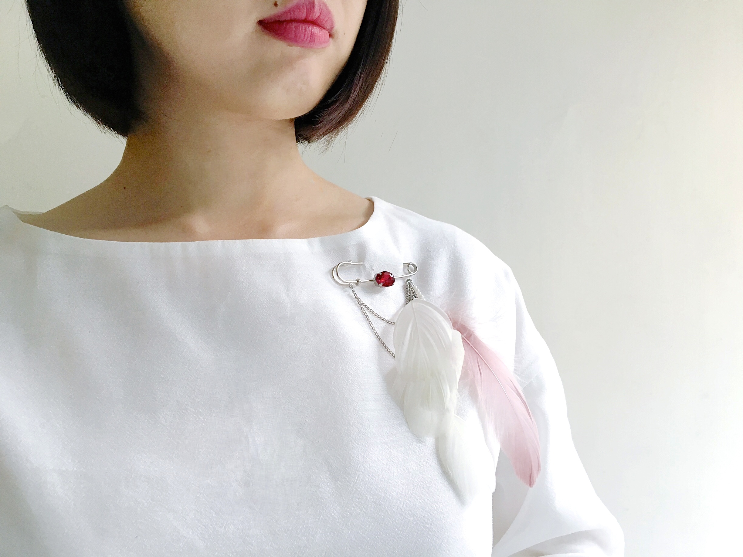 浪漫午茶-垂墜鏈飾羽毛胸針