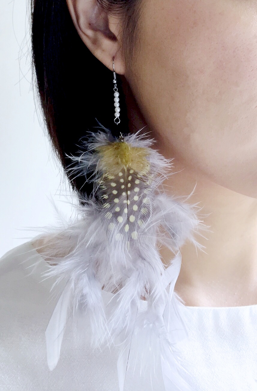 霧都清晨-淺灰羽毛耳環