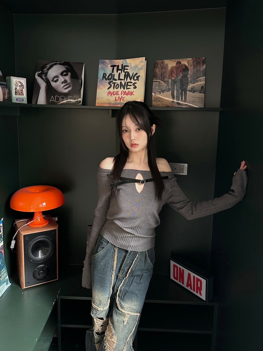 東京大小姐🩶 皮帶一字領修身針織上衣