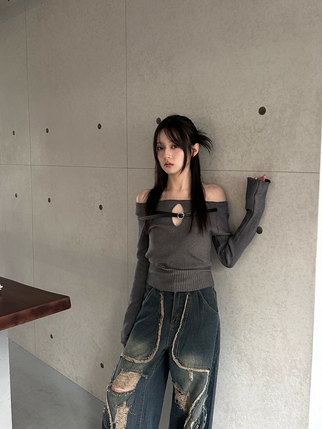 東京大小姐🩶 皮帶一字領修身針織上衣