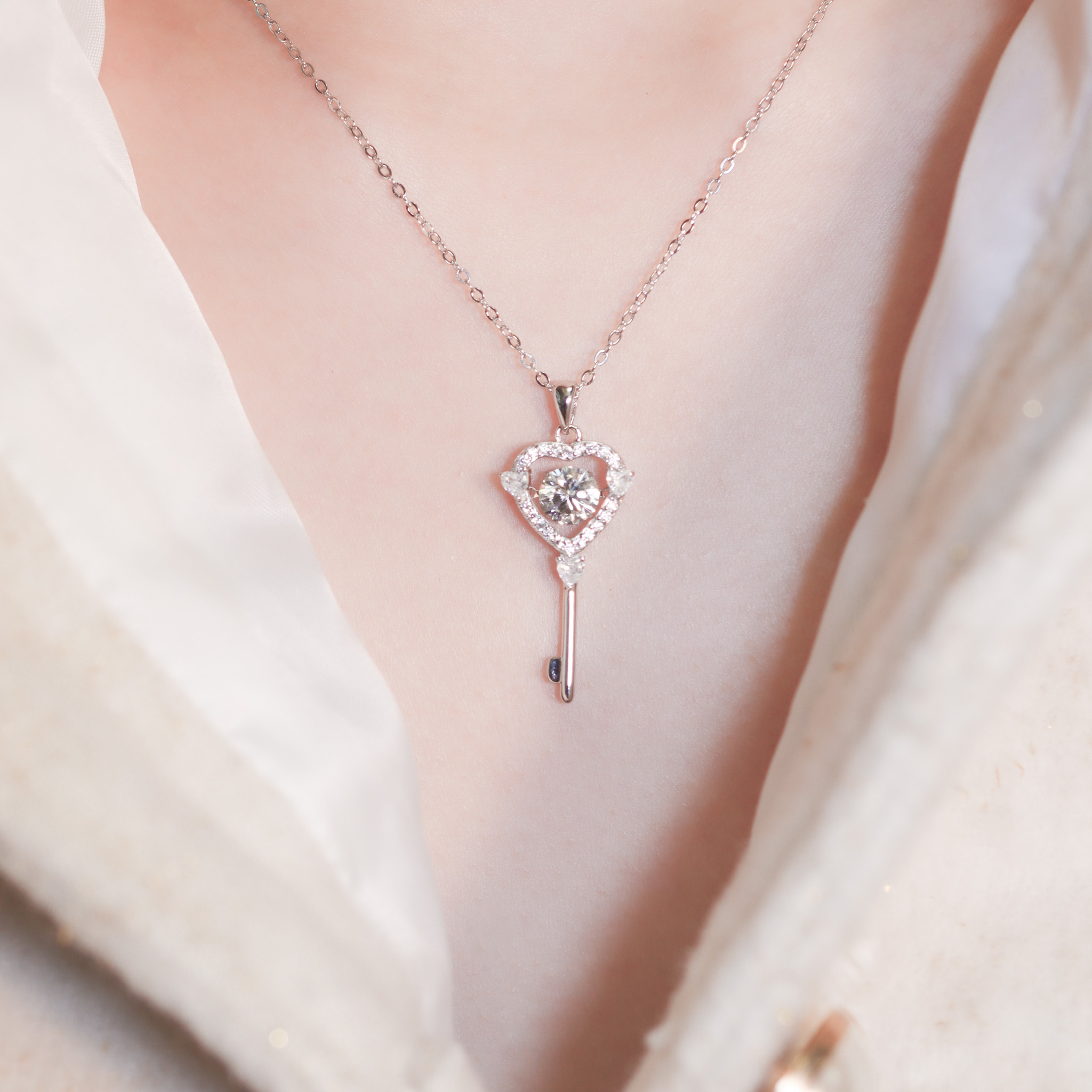 | 925純銀・厚鍍白金・莫桑石 | 懸浮開啟愛意項鍊 | NE1325 |