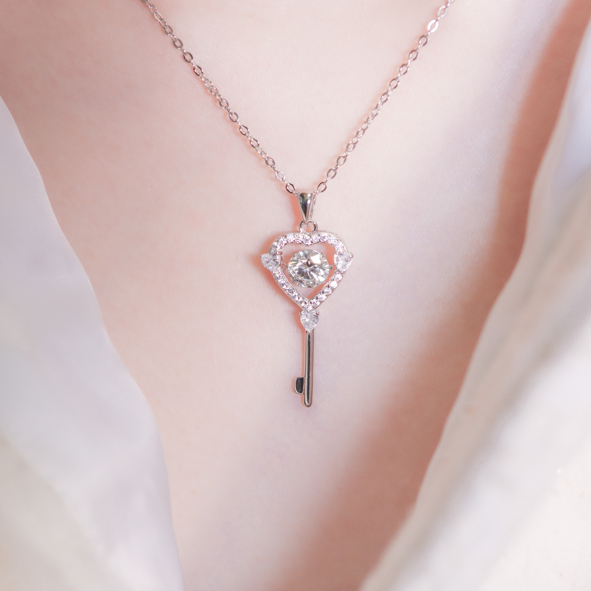 | 925純銀・厚鍍白金・莫桑石 | 懸浮開啟愛意項鍊 | NE1325 |