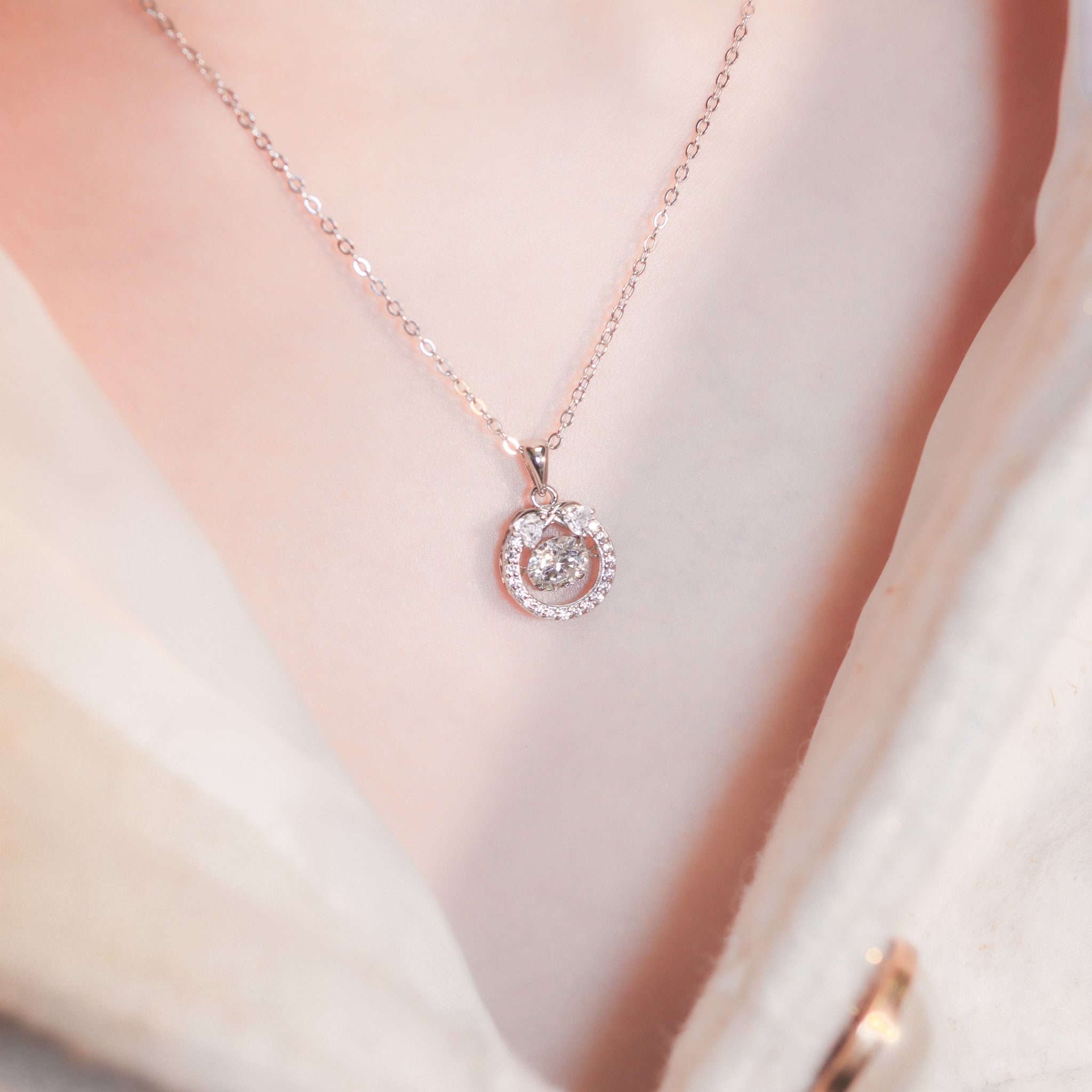 | 925純銀・厚鍍白金・莫桑石 | 懸浮兩人心動項鍊 | NE1328 |