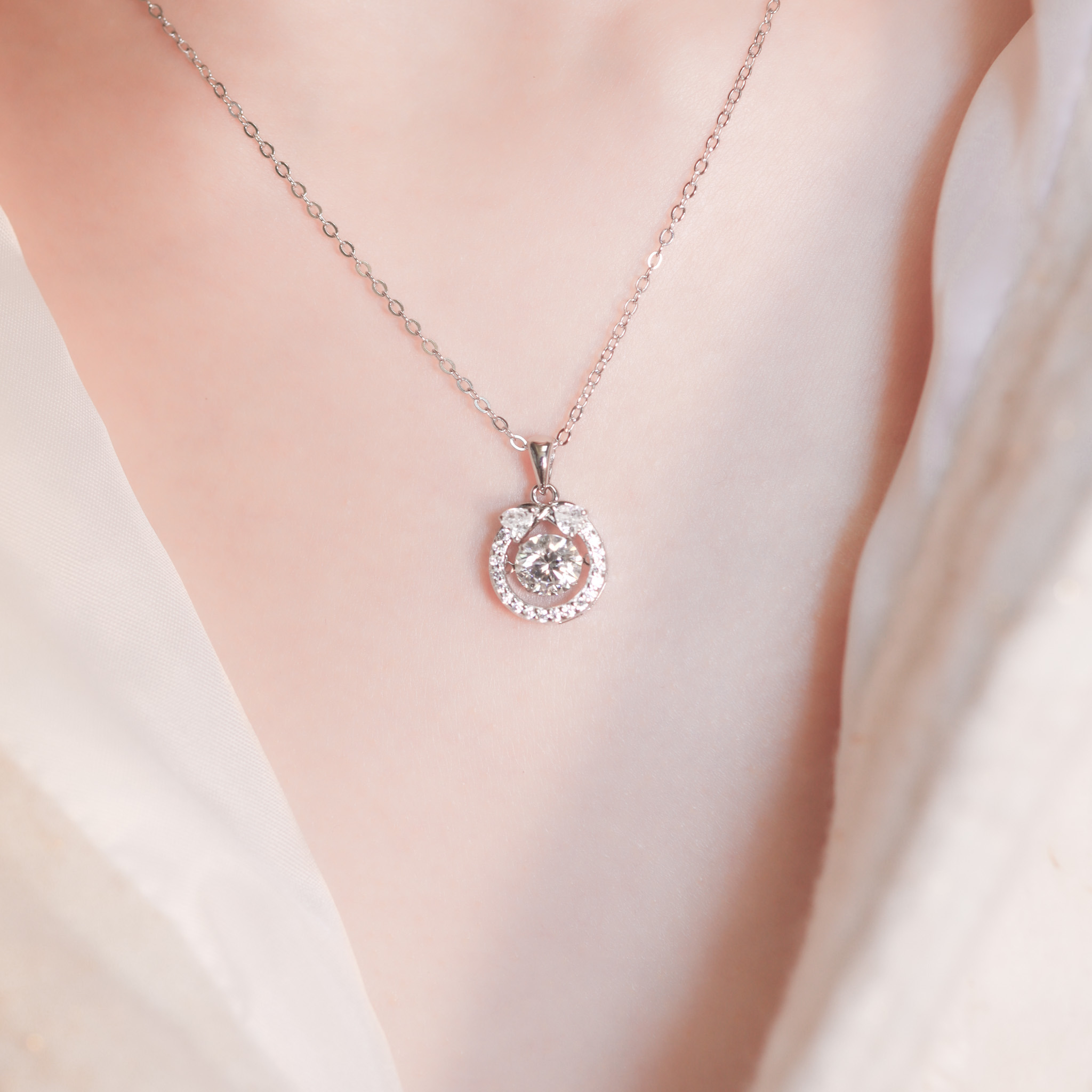 | 925純銀・厚鍍白金・莫桑石 | 懸浮兩人心動項鍊 | NE1328 |