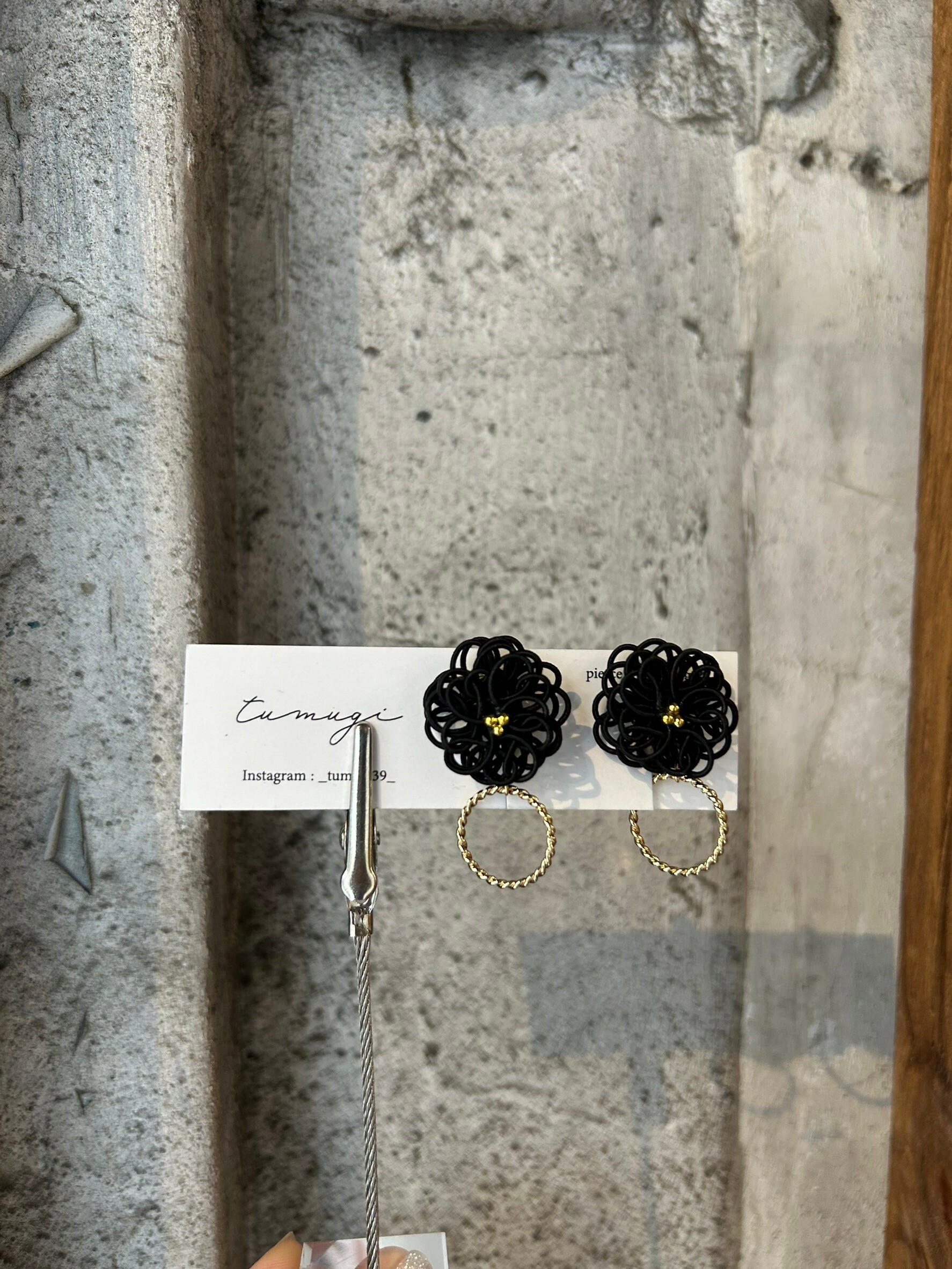 [TUMUGI] 水引絨球花環耳環 | 黑色 | 耳夾 | NO.93