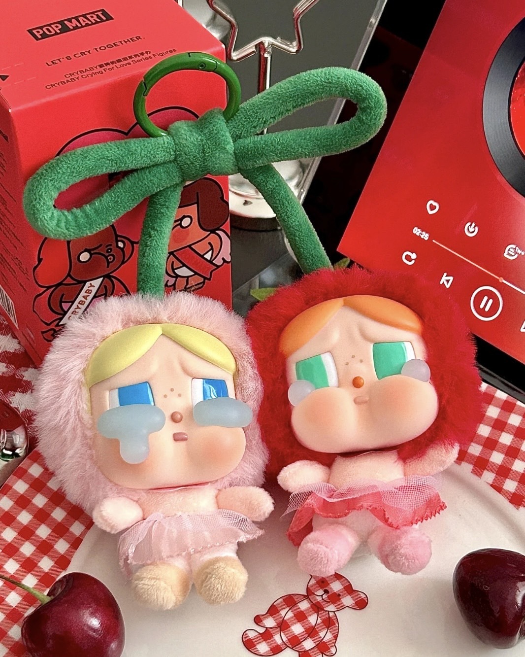 iSNEAKERS | 泡泡瑪特 CRYBABY 愛神的眼淚 哭娃 櫻桃吊卡 糖膠