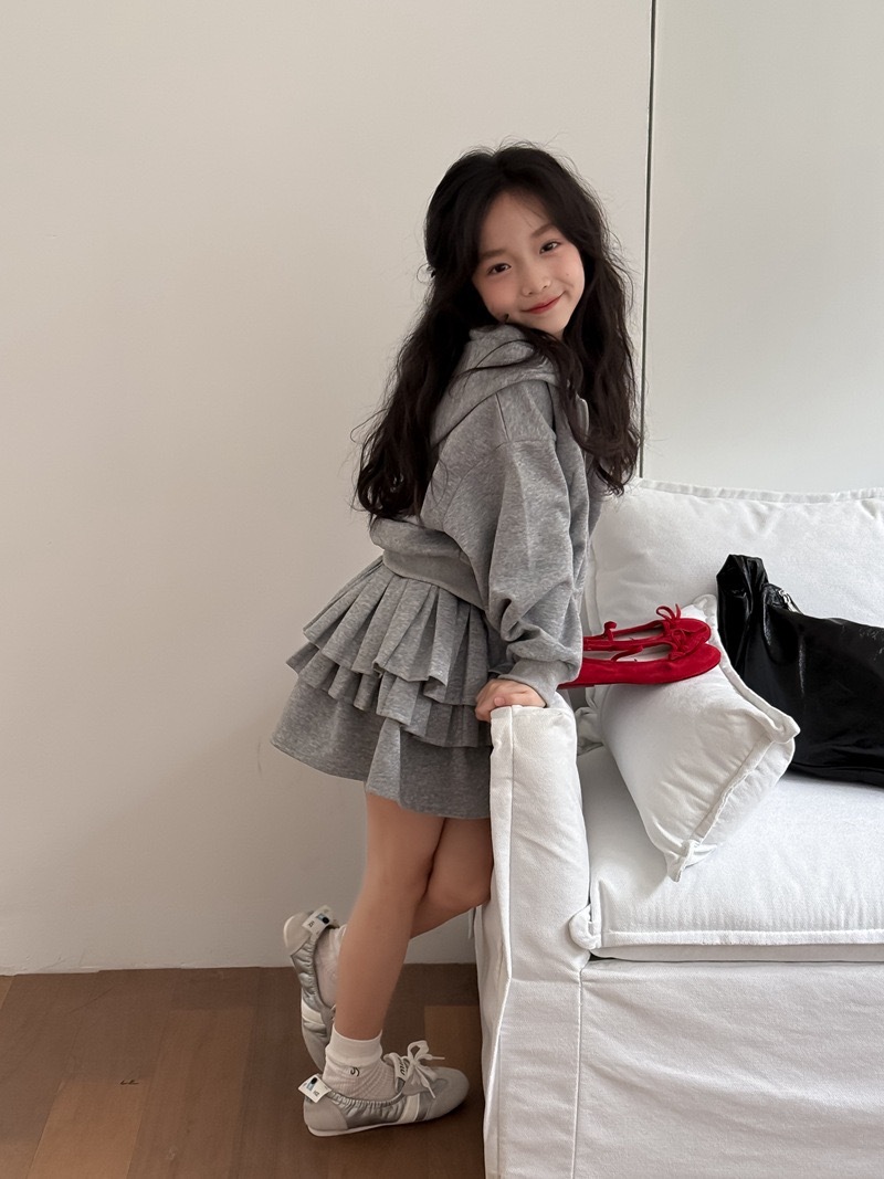 灰色拉鏈外套+蛋糕裙