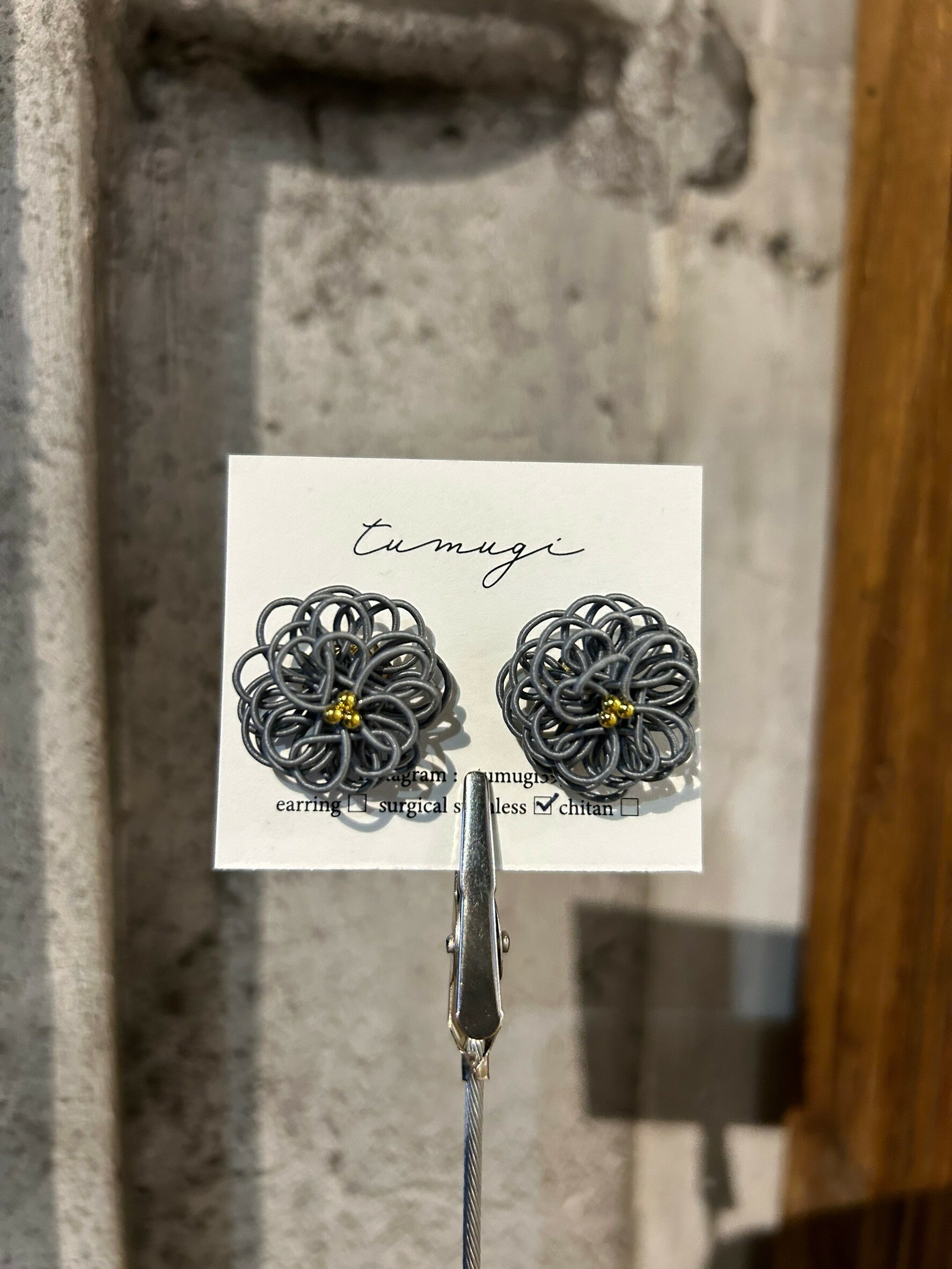 [TUMUGI] 水引絨花球耳環 | 鉛色 | 耳針 | NO.55