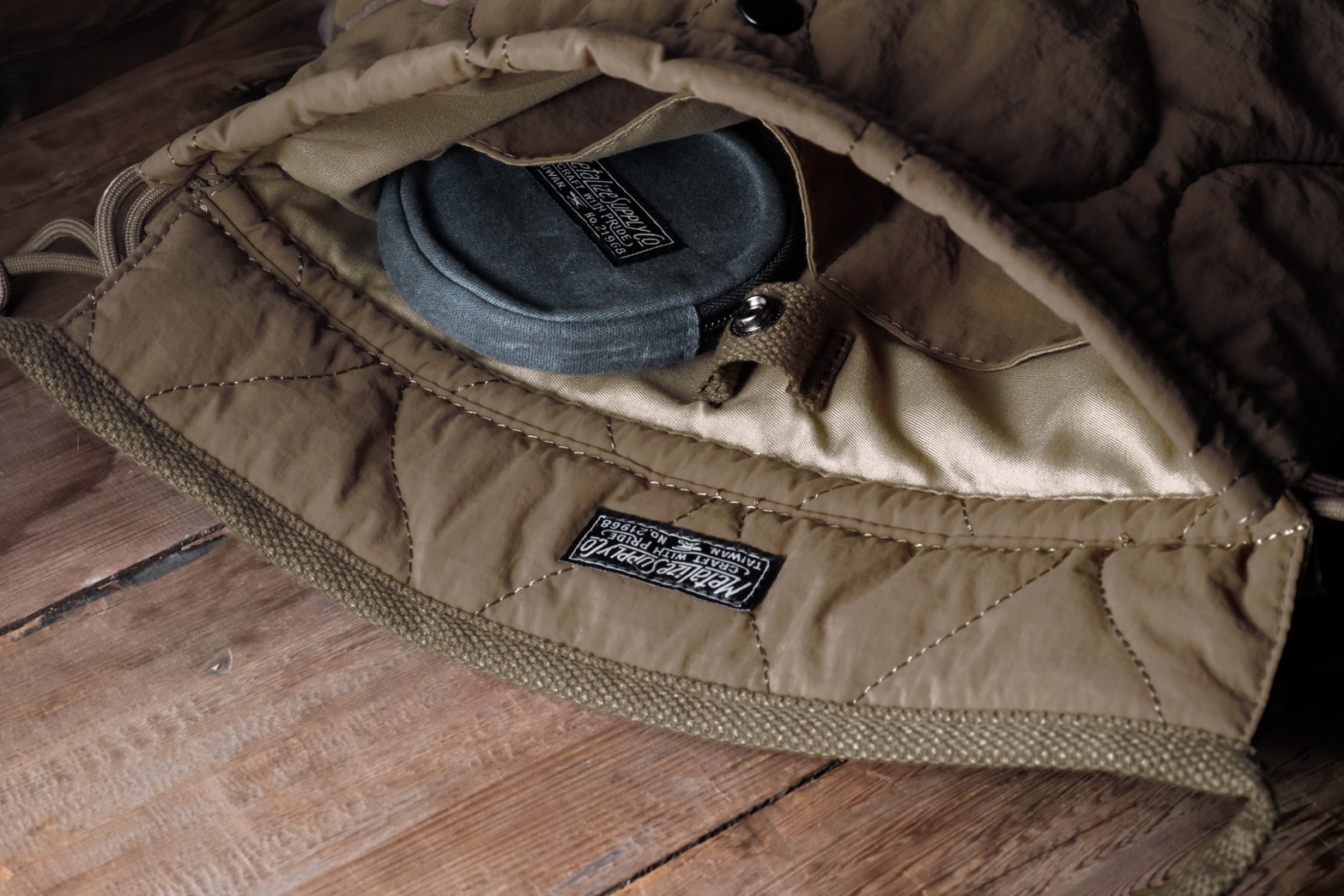 【METALIZE】Urban Apron Bag衍縫抽繩隨身小包